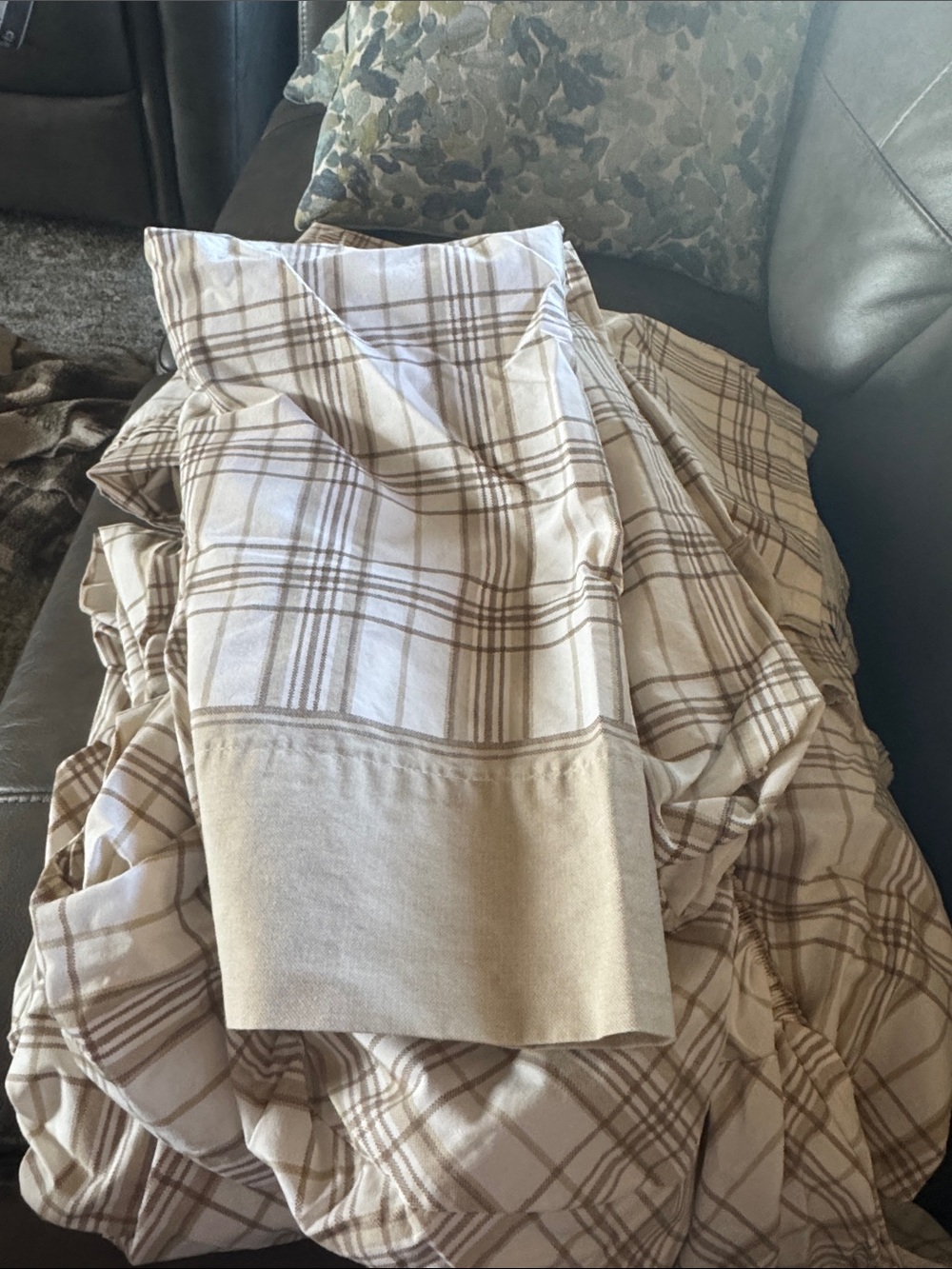 Mainstays Beige and Cream Plaid Bedding Set
